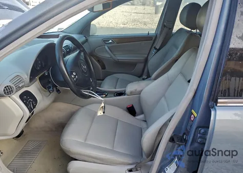 2007 Mercedes-Benz C 230 z USA, uszkodzony, nr VIN WDBRF52HX7F866395